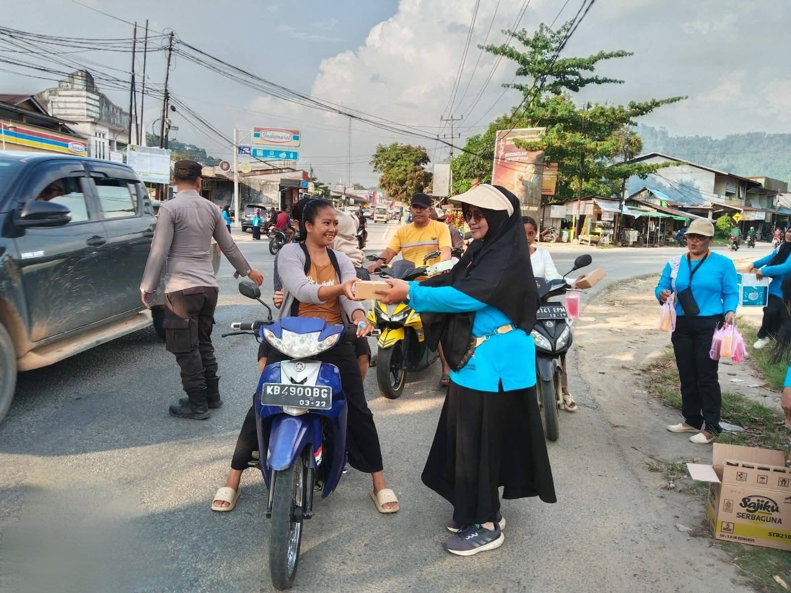 HIMPAUDI Anjongan bagikan takjil gratis.