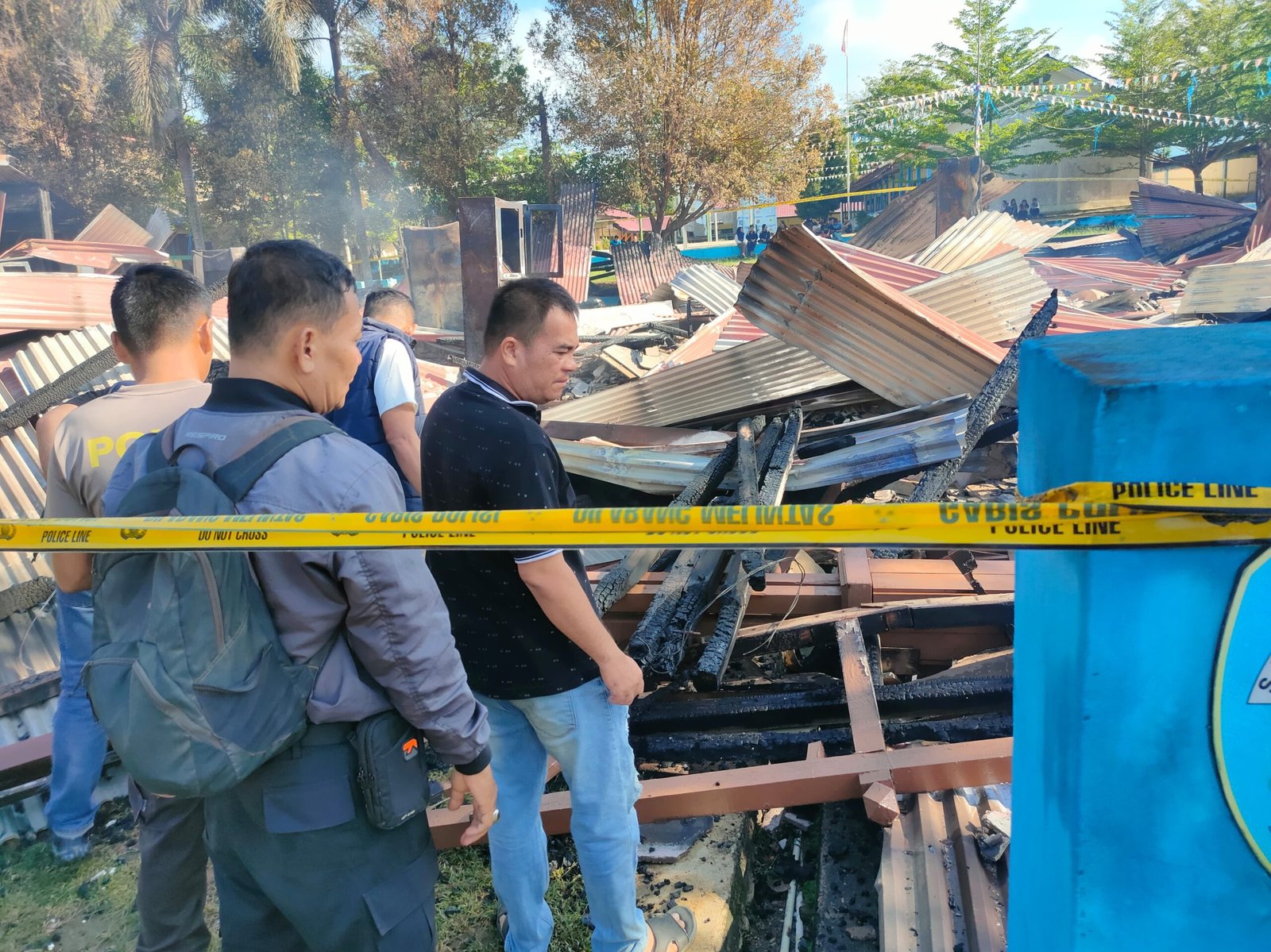 Puing bangunan SMA Negeri 1 Toho yang kebakaran.