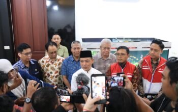 Gubernur Kalbar Ria Norsan saat diwawancarai bersama pihak Pertamina.
