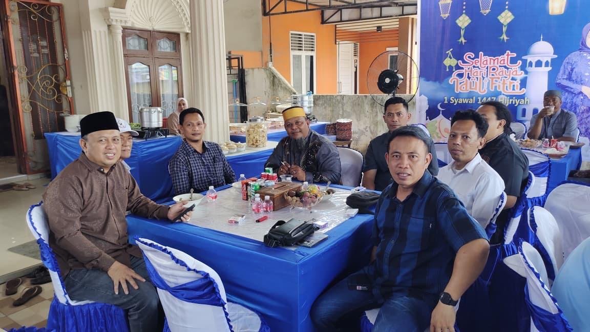 Suasana open house lebaran di kediaman Riduan M Yusuf.