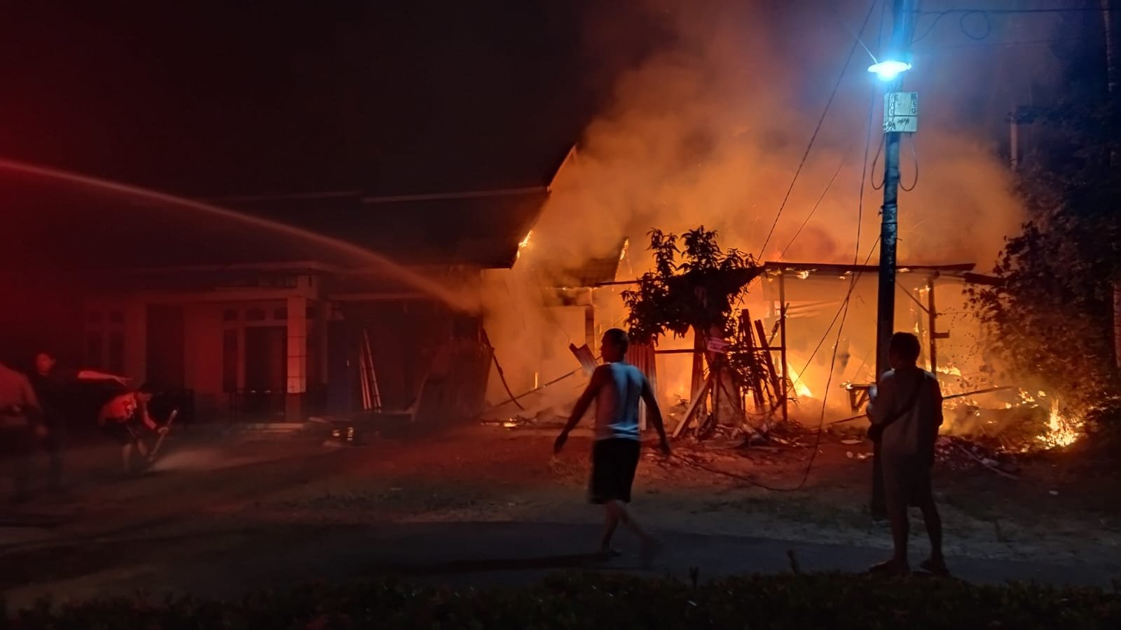 Kebakaran mebel di Kelurahan Tengah, Kabupaten Mempawah, tadi malam.