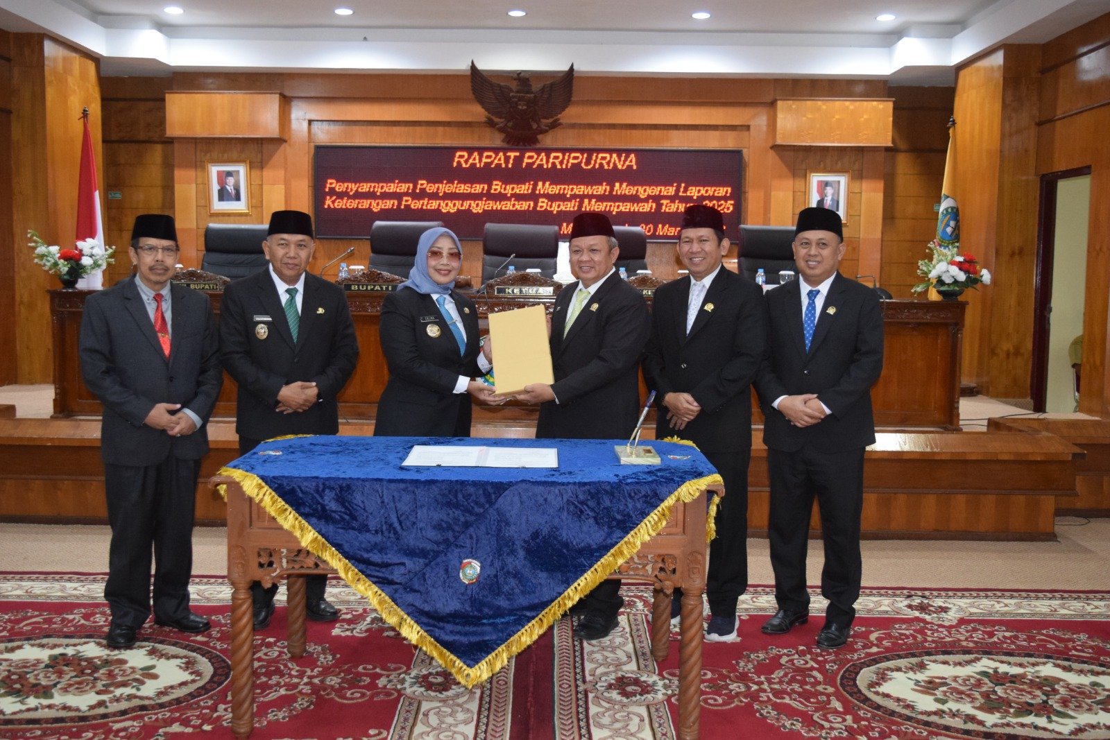 Bupati Mempawah, Erlina menyampaikan LKPJ APBD 2025 kepada lembaga DPRD diterima langsung oleh unsur Pimpinan DPRD, Senin 30 Maret 2026.