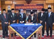 Penandatanganan nota LKPJ Bupati Mempawah Tahun Anggaran 2025 oleh Ketua DPRD, Safruddin Asra.