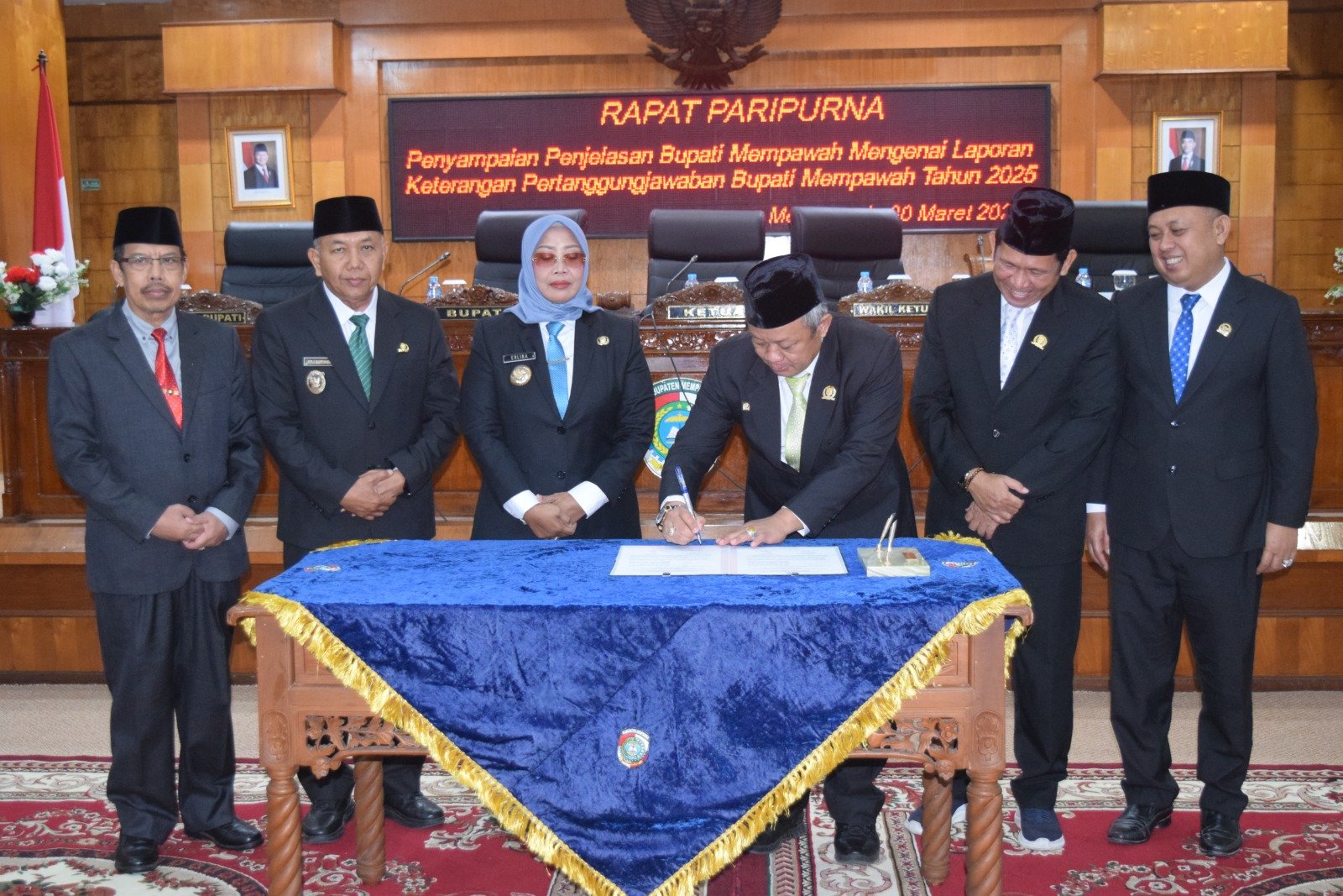 Penandatanganan nota LKPJ Bupati Mempawah Tahun Anggaran 2025 oleh Ketua DPRD, Safruddin Asra.