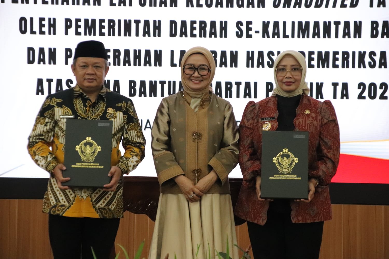 Penyerahan LHP oleh BPK RI kepada Pemerintah Kabupaten Mempawah