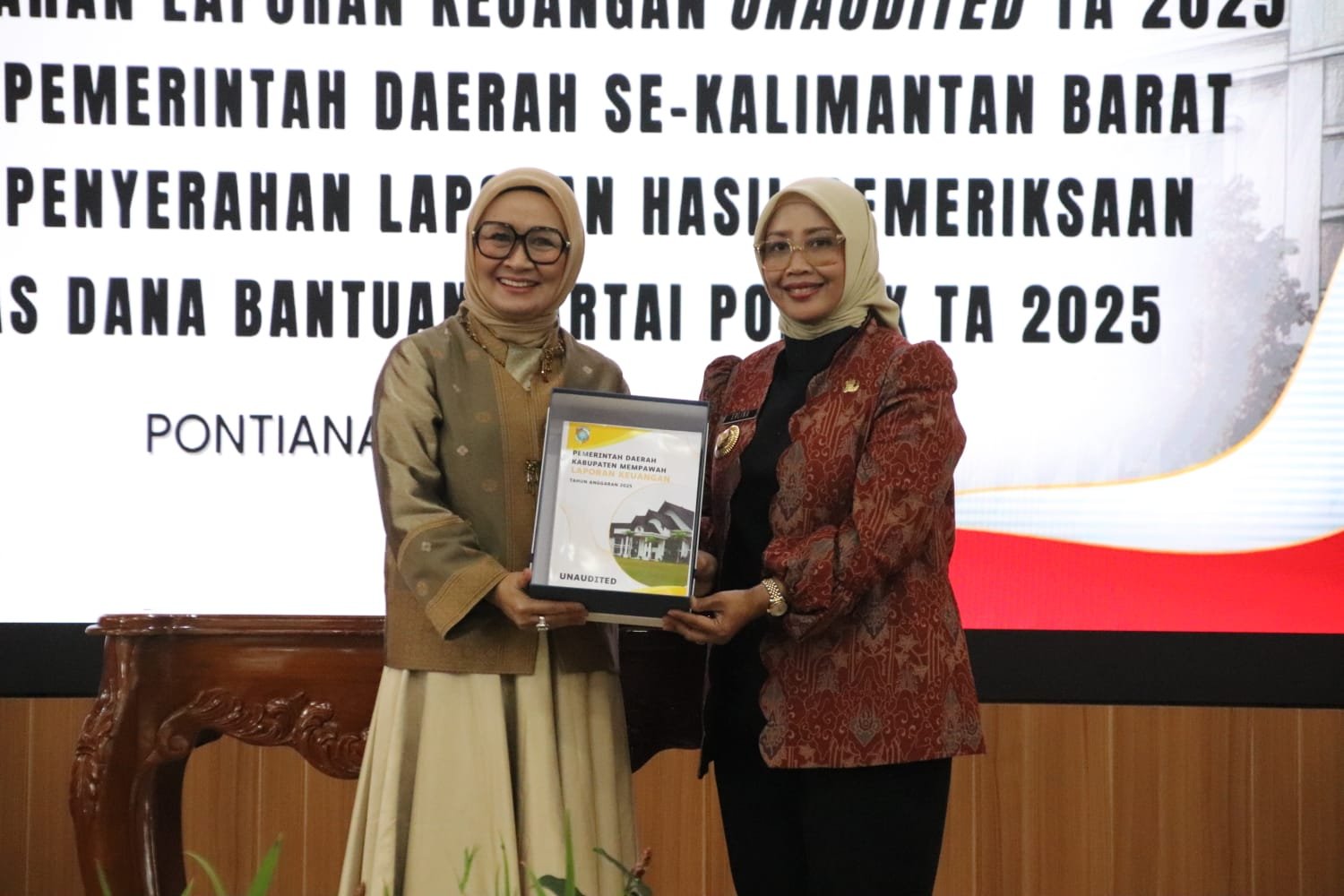 Bupati Mempawah serahkan LKPD 2025 kepada Kepala BPK RI Kalbar.