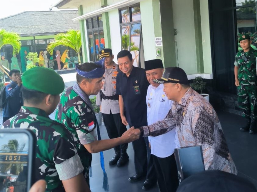 Ketua DPRD Kabupaten Mempawah, Safruddin Asra menyambut kunjungan Safari Ramadan Pangdam XII Tanjungpura di Kodim Mempawah.