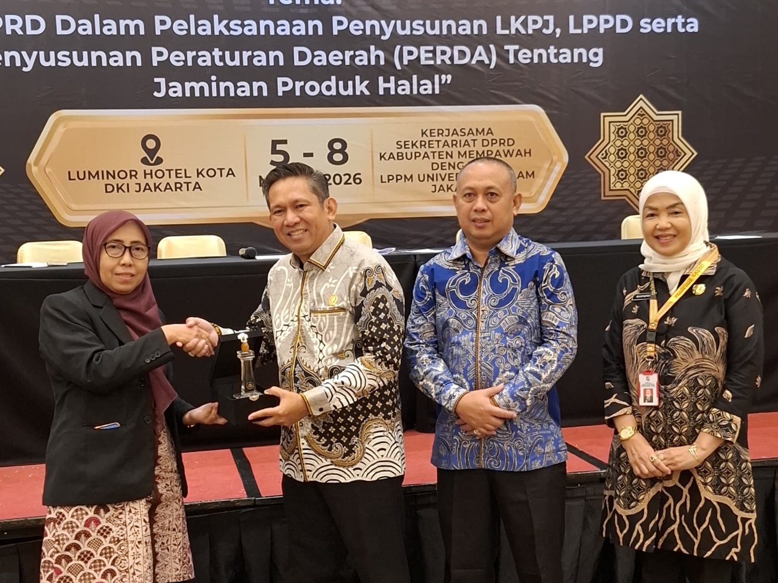 Pimpinan dan Anggota DPRD Mempawah Ikuti Bimtek Penyusunan LKPJ dan Perda Jaminan Produk Halal