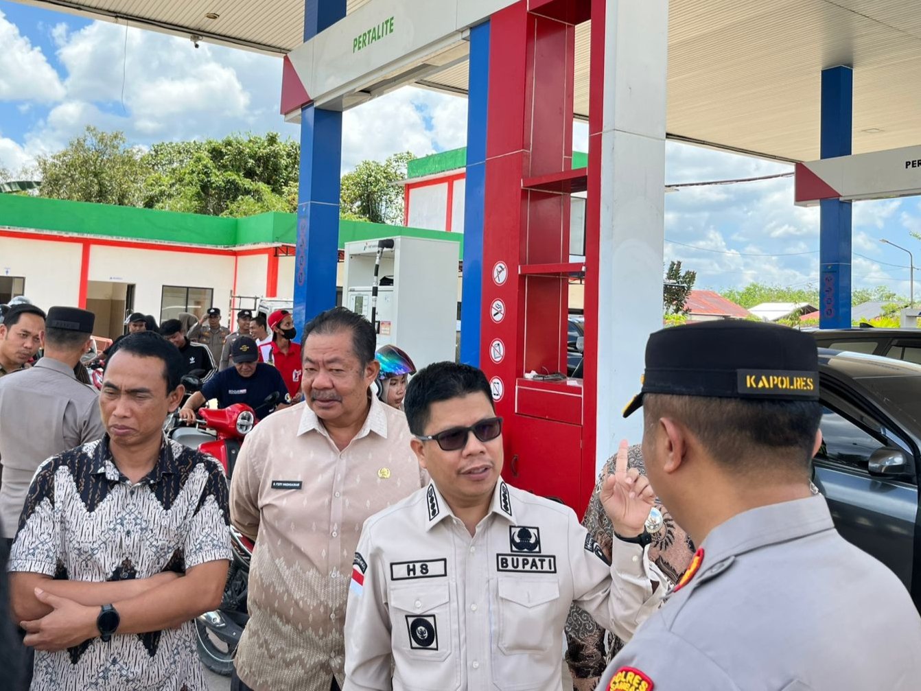 Bupati Sambas, Satono saat meninjau distribusi BBM di SPBU.