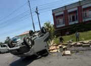 Pikap muatan minyak goreng kecelakaan di Jalan Raya Sungai Batang, Kecamatan Sungai Pinyuh, Mempawah.