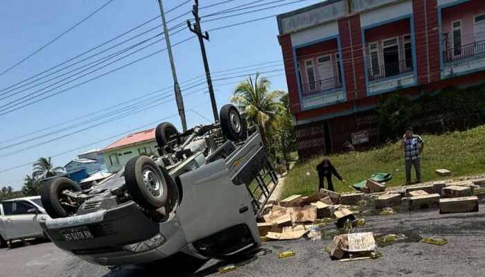 Sopir Asal Kecamatan Tebas Bawa Muatan 170 Dus Minyak Goreng Kecelakaan di Sungai Pinyuh