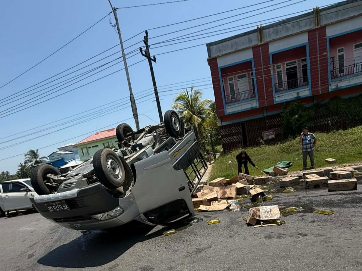 Pikap muatan minyak goreng kecelakaan di Jalan Raya Sungai Batang, Kecamatan Sungai Pinyuh, Mempawah.