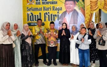 Tanpa Sekat dengan Masyarakat, Ketua DPRD Mempawah Gelar Open House Idulfitri