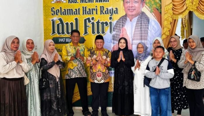 Tanpa Sekat dengan Masyarakat, Ketua DPRD Mempawah Gelar Open House Idulfitri