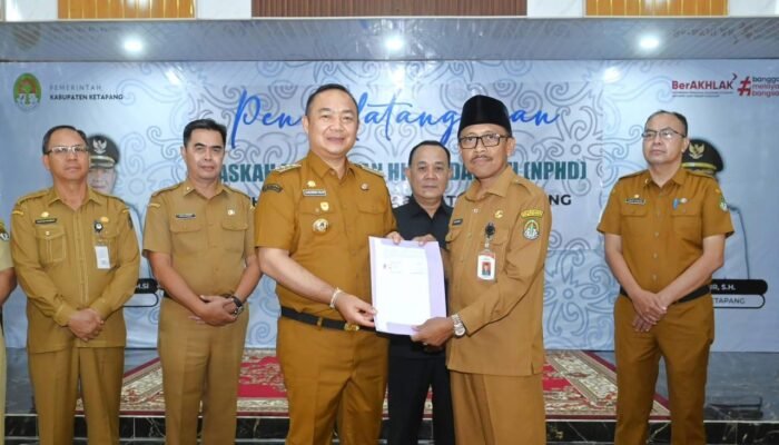 Bupati Ketapang Serahkan NPHD Hibah 2026, Tekankan Amanah dan Akuntabilitas