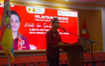Resmi Nahkodai Pemuda Dayak Landak, Trio Dinobatkan Sebagai Ketua Pertama!