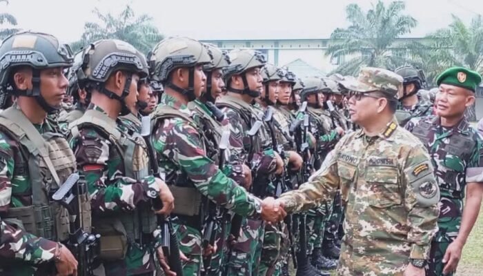 Bupati Sambas Lepas 450 Personel Satgas Pamtas Yonif 645/GTY ke Papua