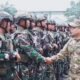 Bupati Sambas, Satono saat melepas prajurit Satgas Pamtas Batalyon Sambas.