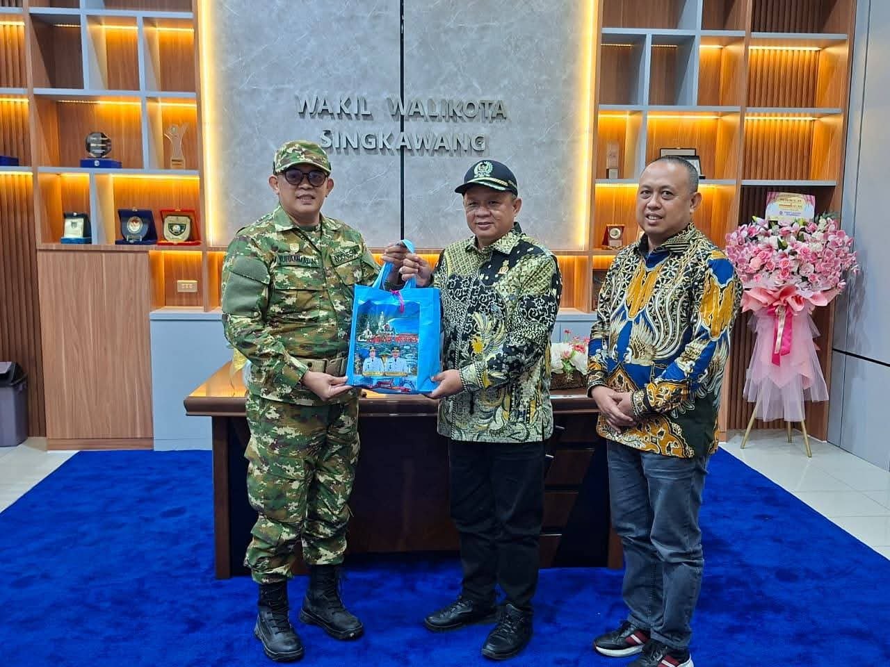 Wakil Walikota Singkawang, Muhamadin menyambut pimpinan DPRD Kabupaten Mempawah.