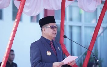 Bupati Sambas, Satono pimpin apel hari otonomi daerah.