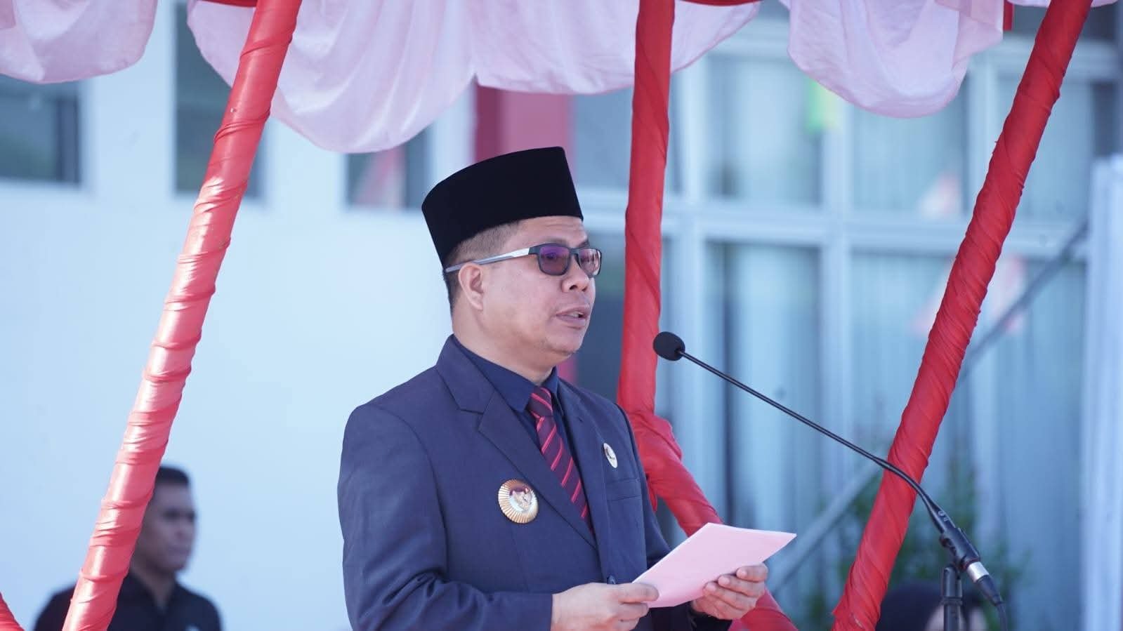 Bupati Sambas, Satono pimpin apel hari otonomi daerah.