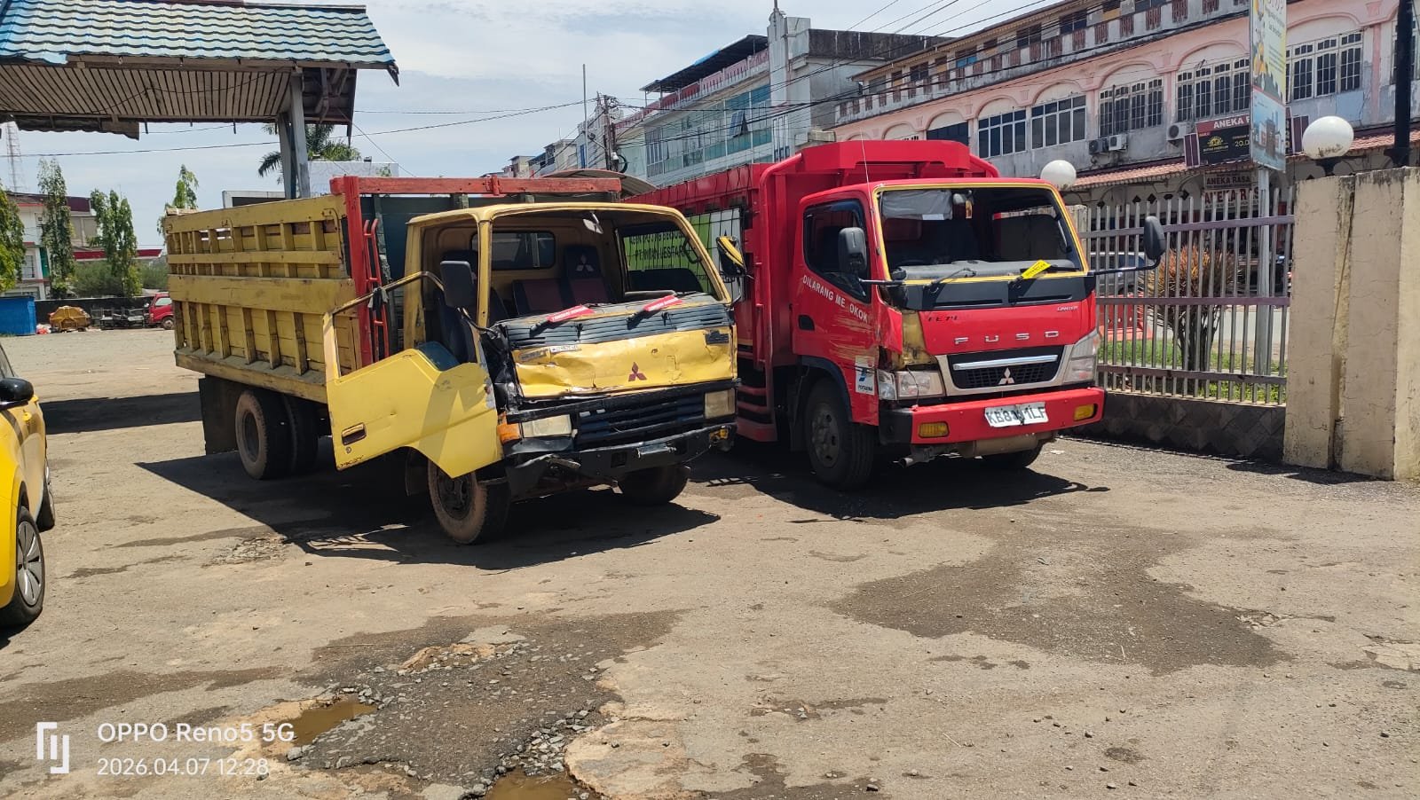 Dua truk yang terlibat benturan di SPBU Sungai Pinyuh, Kabupaten Mempawah, Selasa 7 April 2026/Foto Bung Ranie/Jejaring Kalbar