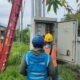 Petugas PLN mengganti kabel yang hilang di gardu depan kantor Pengujian Kendaraan Bermotor Sungai Pinyuh.