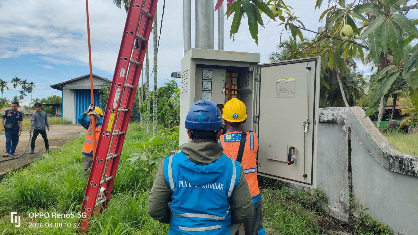 Petugas PLN mengganti kabel yang hilang di gardu depan kantor Pengujian Kendaraan Bermotor Sungai Pinyuh.