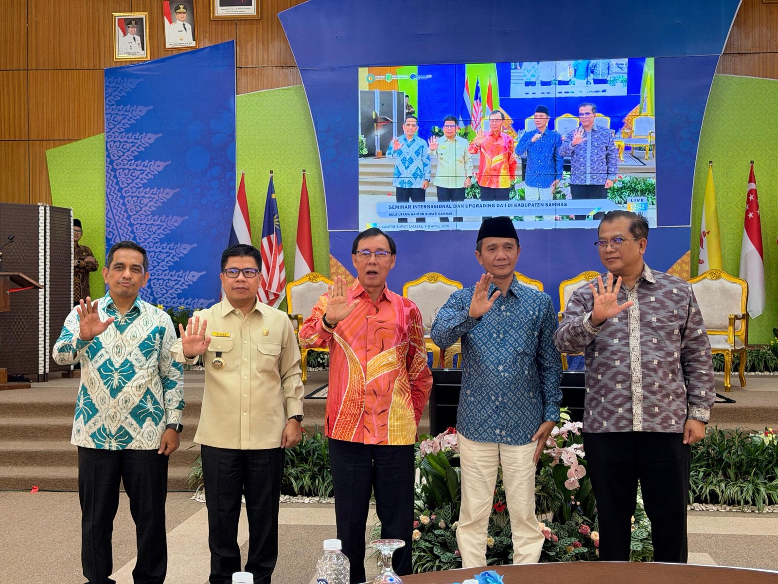 Sambas Surplus Beras Setiap Tahun,  Serawak Buka Keran Bisnis dan Siap Tampung Semuanya/Foto keynote speaker dalam seminar internasional Upgrading Dai di Aula Kantor Bupati Sambas.