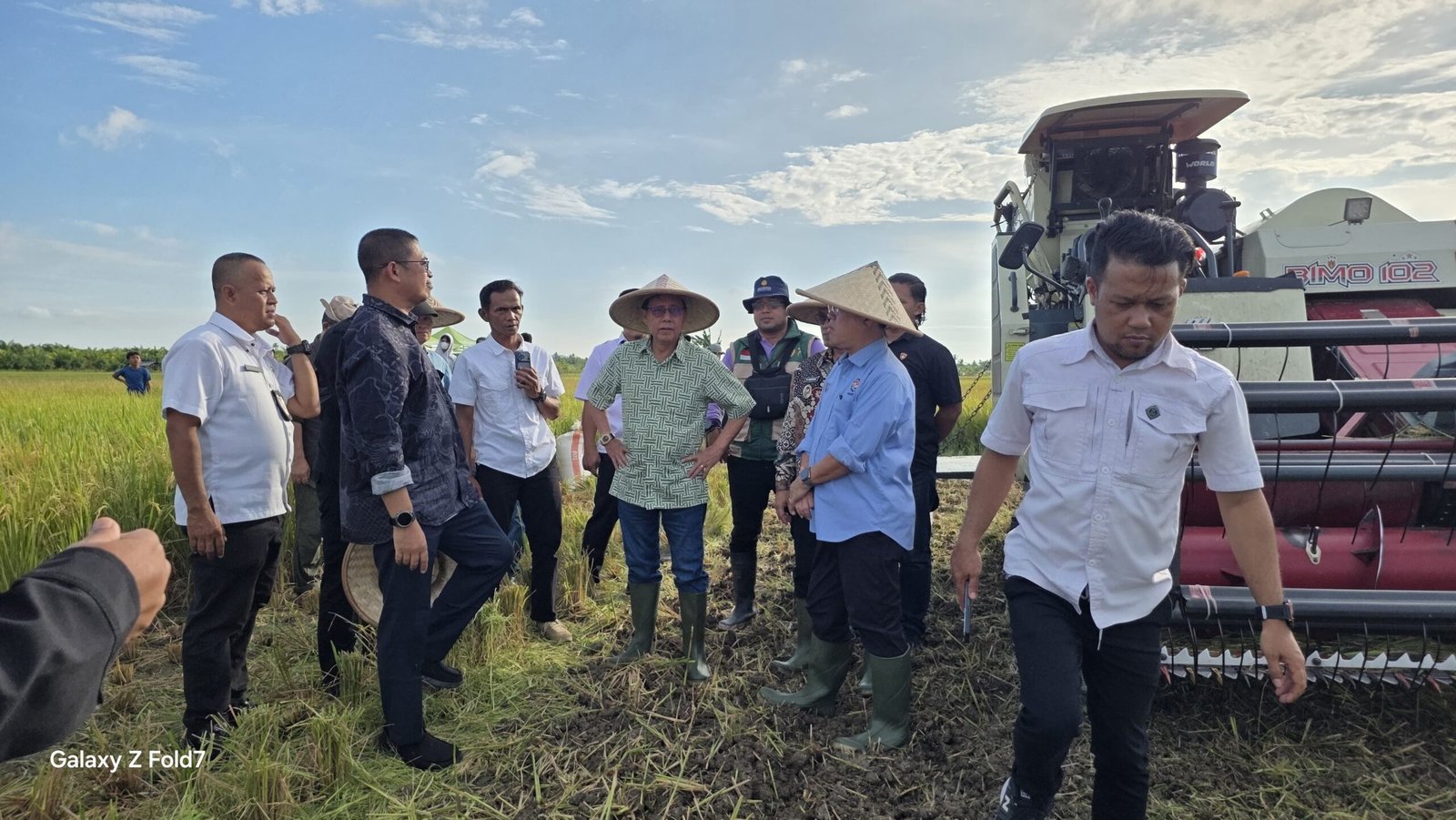 Momen menteri Sarawak meninjau lokasi panen padi di Desa Sabaran, Kecamatan Jawai Selatan, Kabupaten Sambas.