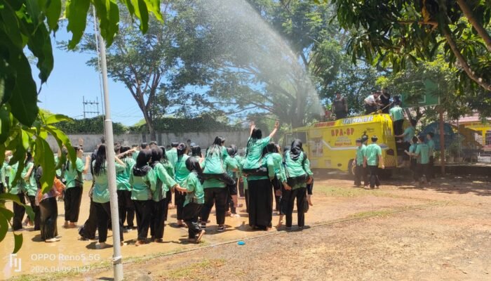 SMK Panca Karsa Sungai Pinyuh Gelar Perpisahan “Mandi Basah”