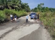 Warga Swadaya Perbaiki Jalan Menuju Sederam Jelang MTQ ke-37 Kabupaten Mempawah