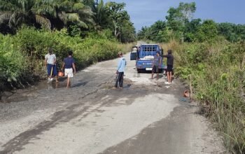 Warga Swadaya Perbaiki Jalan Menuju Sederam Jelang MTQ ke-37 Kabupaten Mempawah
