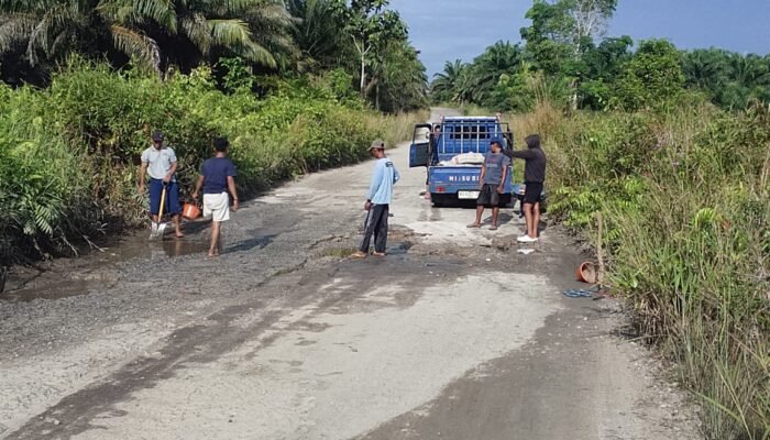 Warga Swadaya Perbaiki Jalan Menuju Sederam Jelang MTQ ke-37 Kabupaten Mempawah