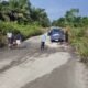Warga secara swadaya perbaiki jalan Sekabuk-Sederam menjelang perhelatan MTQ tingkat kabupaten di Sadaniang.