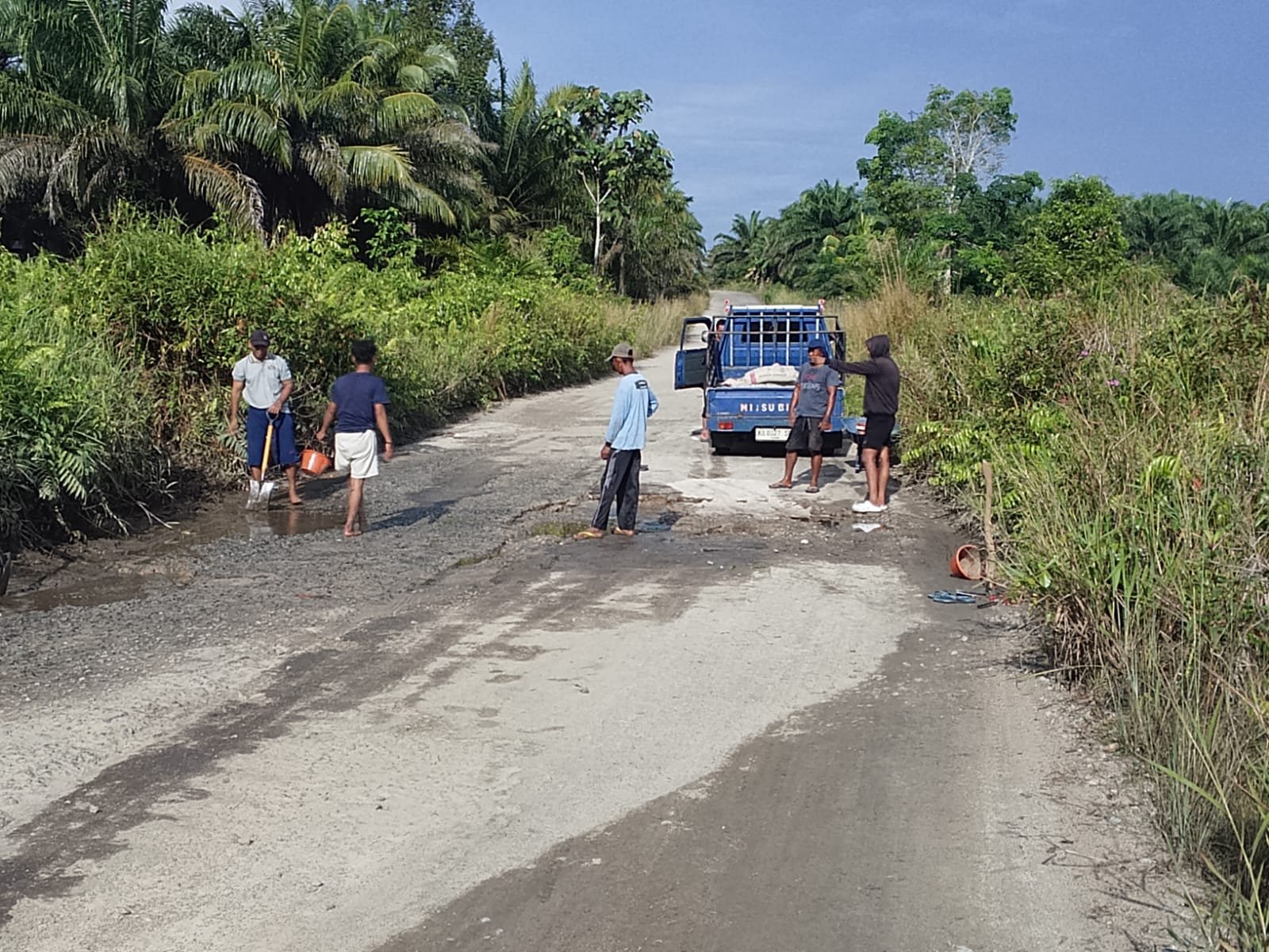 Warga secara swadaya perbaiki jalan Sekabuk-Sederam menjelang perhelatan MTQ tingkat kabupaten di Sadaniang.