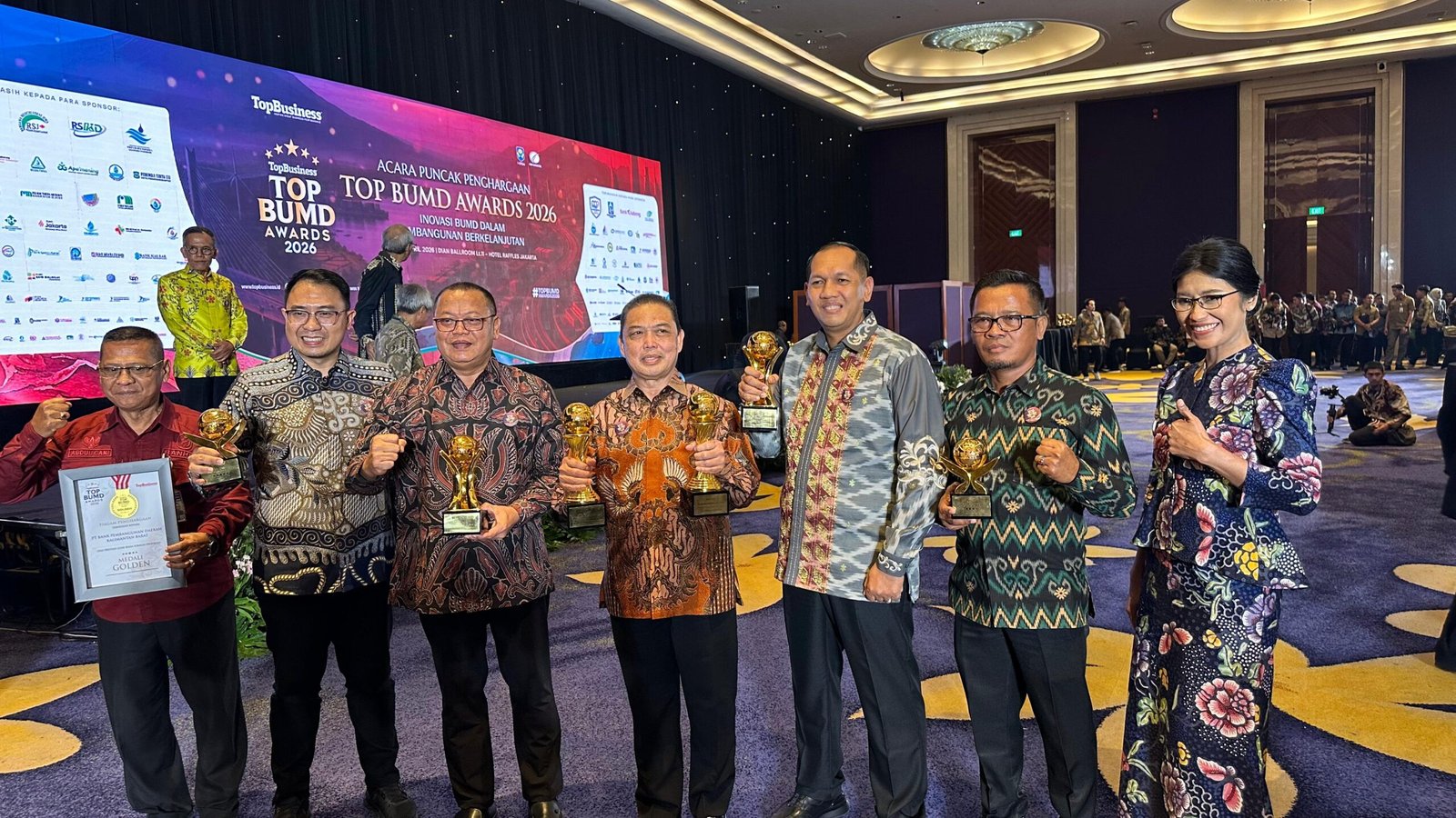 Gubernur Kalbar, Ria Norsan menerima penghargaan TOP BUMD Award 2026.Gubernur Kalbar, Ria Norsan menerima penghargaan TOP BUMD Award 2026.