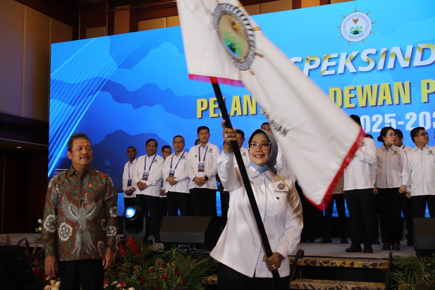 Bupati Mempawah, Erlina menerima bendera pataka sebagai tanda memimpin Aspeksindo 2025-2030