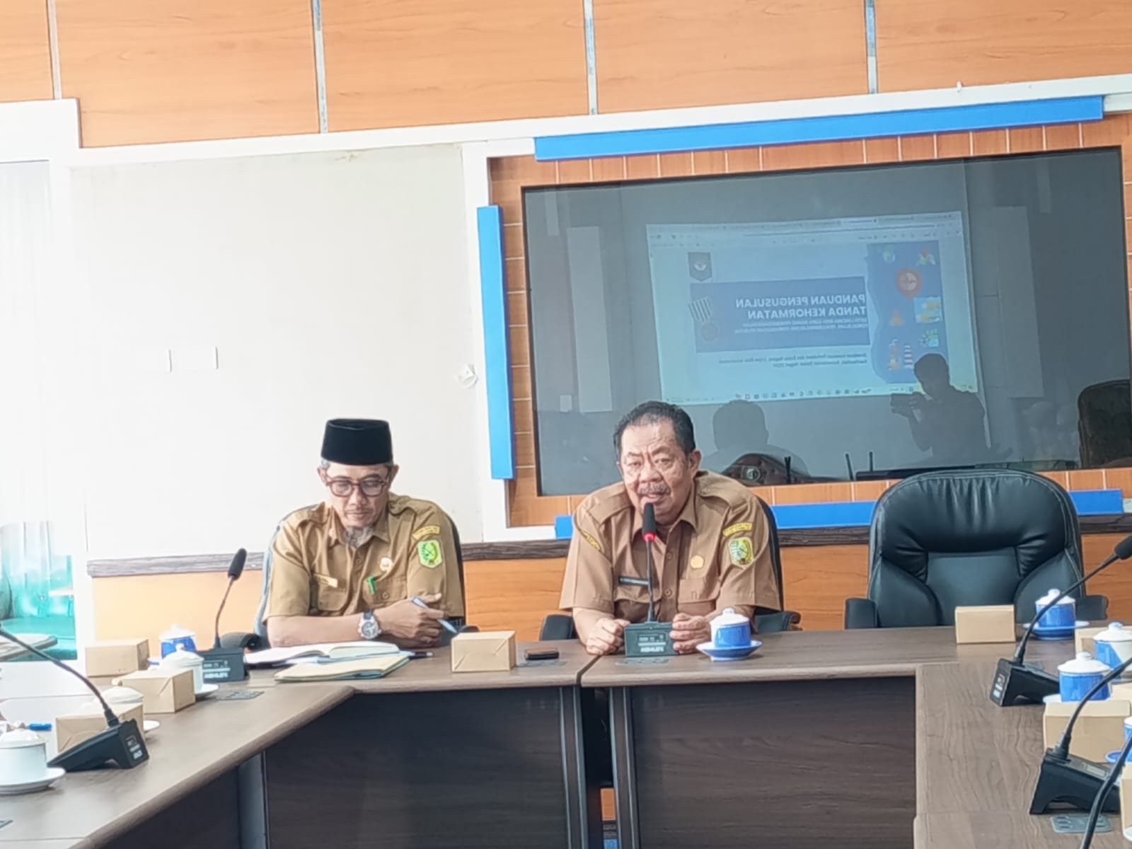 Sekda Sambas, Fery Madagaskar pimpin rapat persiapan usulan penghargaan Satyalancana Wira Karya.