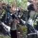 Tangkap layar video amatir warga yang menemukan serpihan helikopter PK-CFX yang jatuh di Nanga Taman, Kabupaten Sekadau, Provinsi Kalimantan Barat, Kamis 16 April 2026.