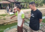 Saleh (baju putih), guru ngaji di Desa Sungai Batang, menyampaikan keluhannya kepada Kepala Desa Sungai Batang, Mahyus (baju hitam) terkait pencemaran lingkungan dari dapur MBG.