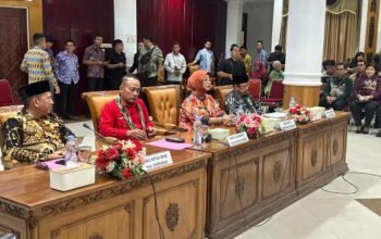 Wakil Ketua DPRD Mempawah, Darwis Harafat (batik kiri) saat hadir di kegiatan Musrenbang Kabupaten Mempawah.