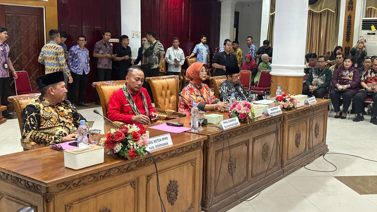 Wakil Ketua DPRD Mempawah, Darwis Harafat (batik kiri) saat hadir di kegiatan Musrenbang Kabupaten Mempawah.