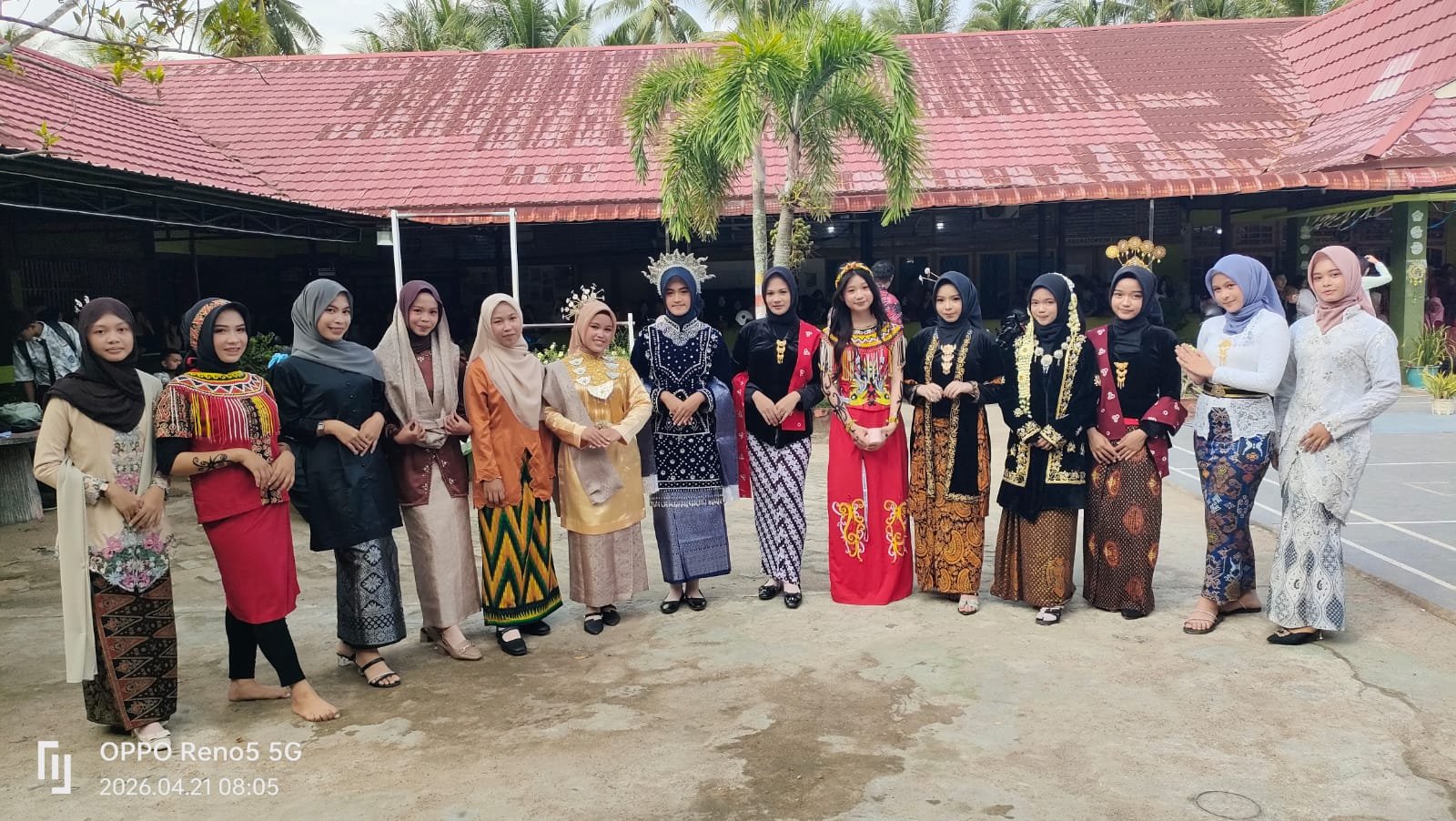 Lomba fashion show dalam rangka memperingati hari Kartini di SMAN 1 Sungai Pinyuh, Kabupaten Mempawah, Selasa 21 April 2026.