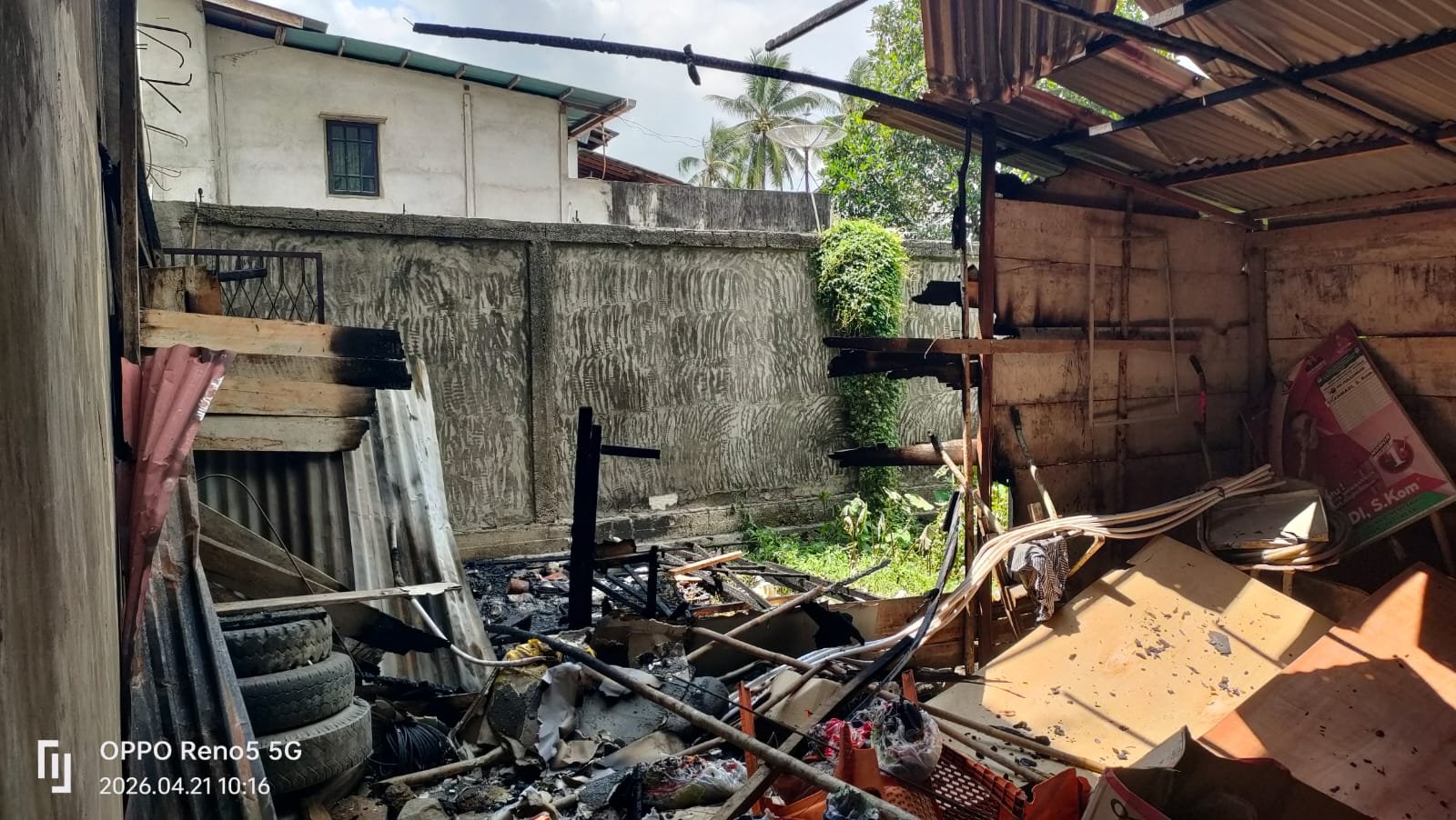 Puing kebakaran ruko kosong di Jalan Seliung, Pinyuh, Kabupaten Mempawah.