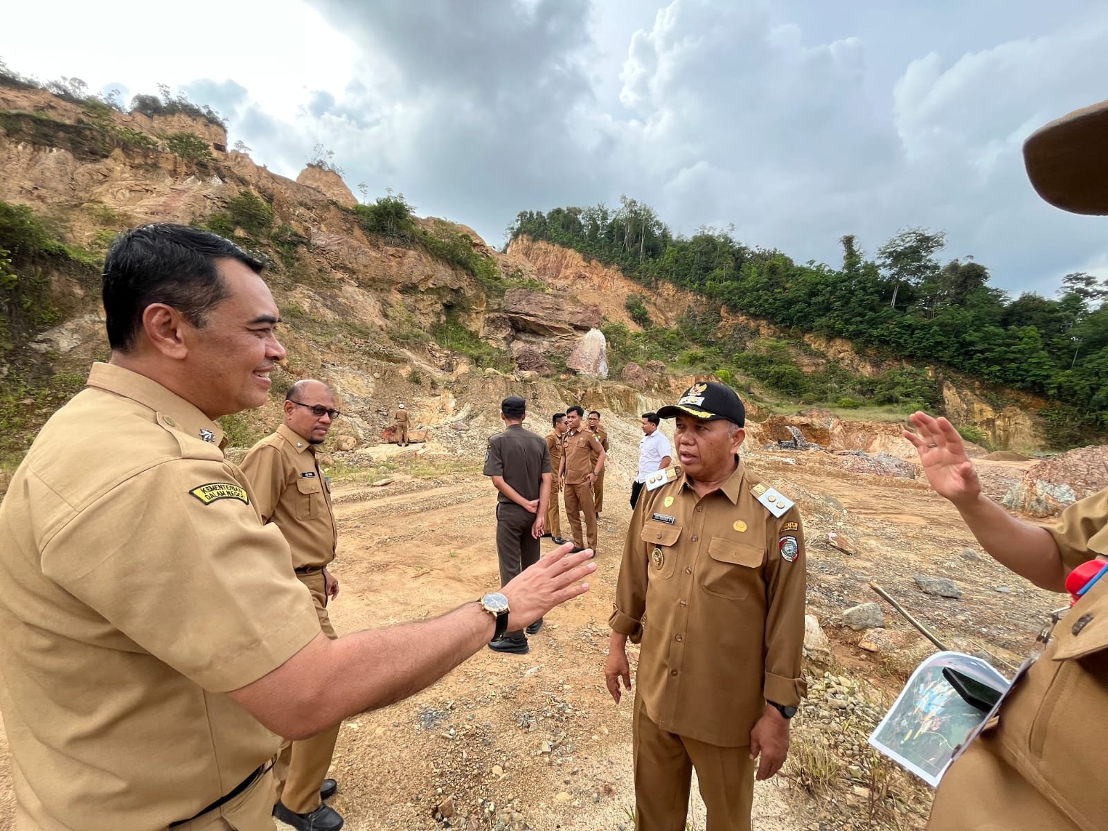 Wakil Bupati Mempawah, Juli Suryadi Burdadi (tengah) saat meninjau lokasi galian C.