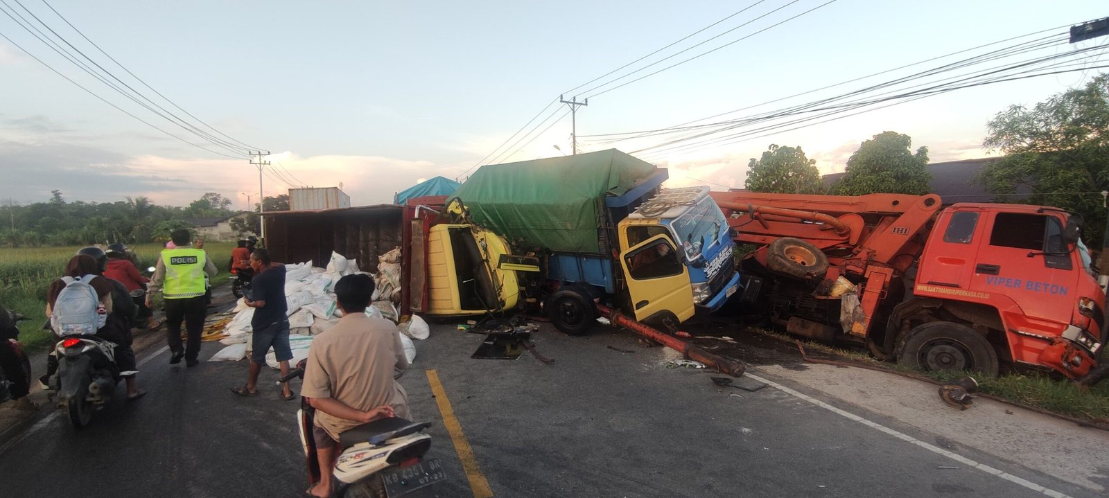 Kecelakaan beruntun di Jalan Raya Desa Pasir, Kabupaten Mempawah.