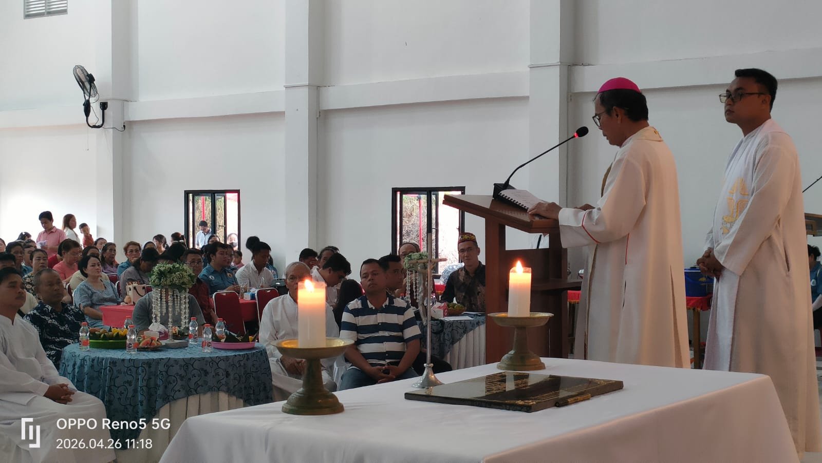 Momen pemberkatan dan peresmian Aula Paroki ST Christophorus Sungai Pinyuh oleh Uskup Samuel.