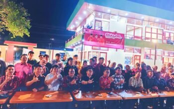 Momen diskusi politik Taruna Merah Putih DPC PDIP Kabupaten Sambas bersama Melky Sedek Huang.