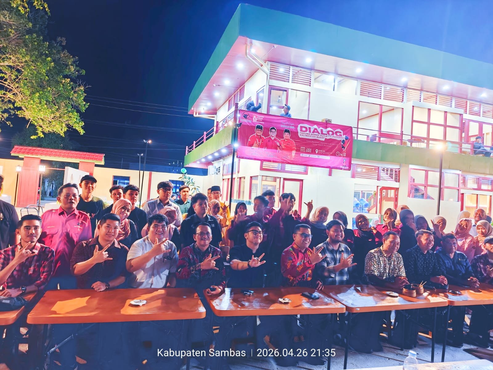 Momen diskusi politik Taruna Merah Putih DPC PDIP Kabupaten Sambas bersama Melky Sedek Huang.